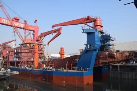 江蘇海新重工熱烈慶祝4艘船舶同日下水、出塢
